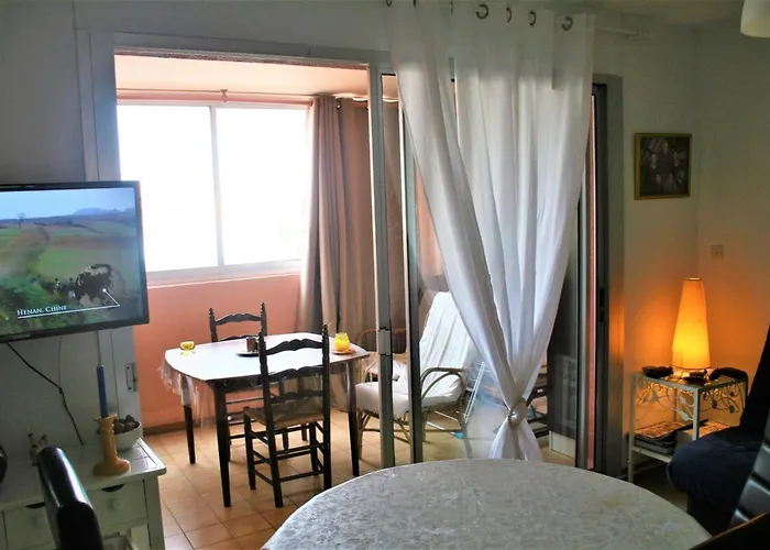 Between Sea And Marina Фронтиньян